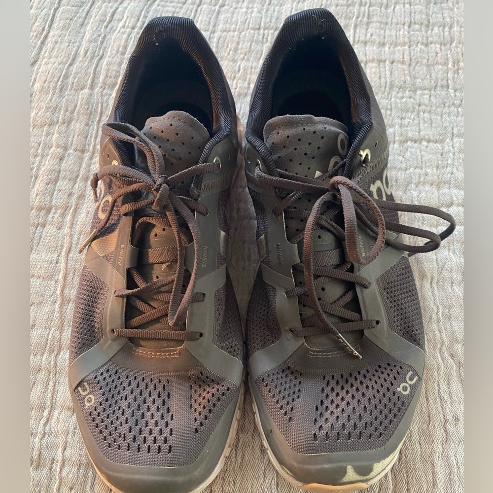 women’s 8 on cloud swiss engineered running/walking/climbing shoe